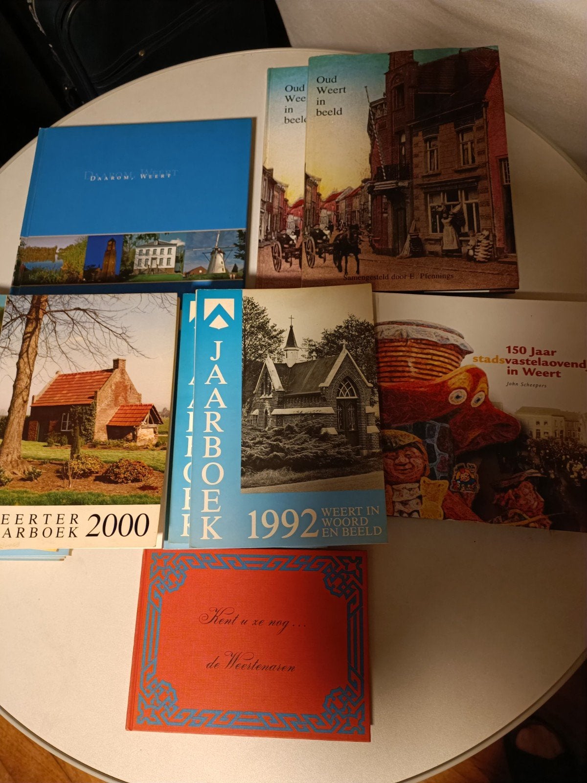 wieerter boeken jaarboek oud weert vastelaovendj, Boeken, Ophalen, Gelezen
