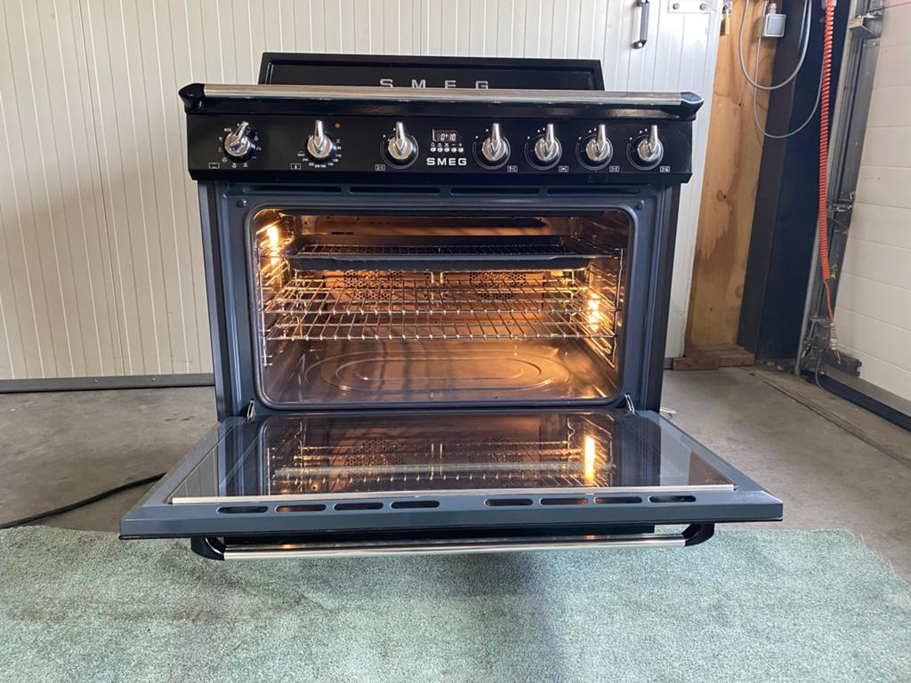Smeg Fornuis met Inductie Kookplaat en Oven - Zwart, Bella, Hete lucht, 60 cm of meer, Zo goed als nieuw