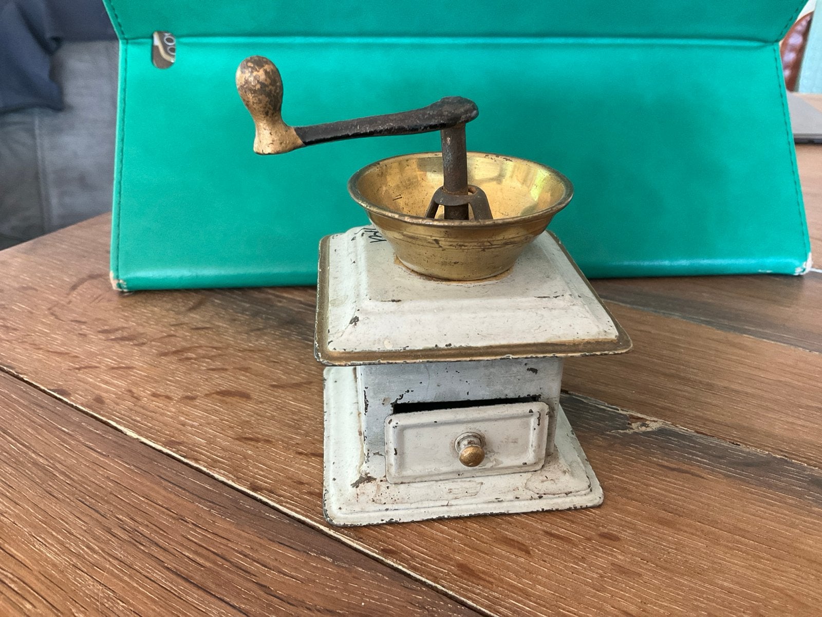 Oud koffiemolentje voor poppenhuis, blikken speelgoed, Ophalen of Verzenden, Gebruikt