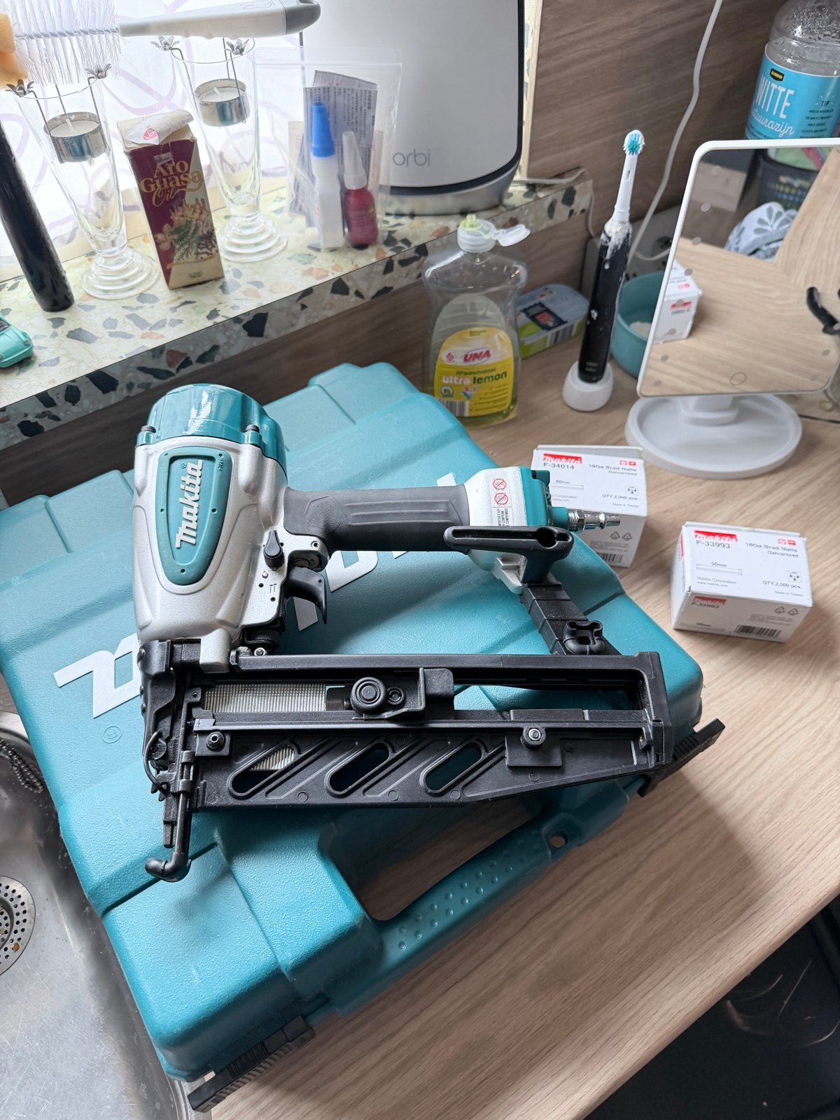 HBM Compressor 80L met Makita tacker AF601, Doe-het-zelf en Verbouw, Ophalen of Verzenden, Zo goed als nieuw, Minder dan 200 liter/min