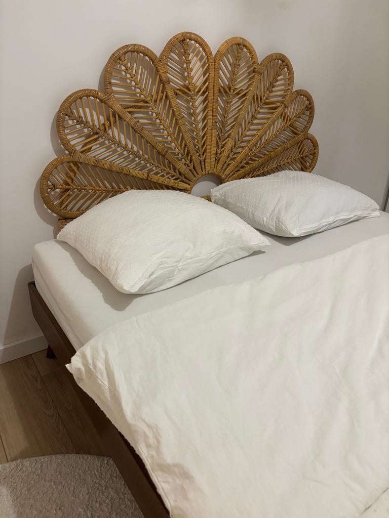 Tweepersoonsbed met houten frame en rotan hoofdbord, Ophalen, Bruin, Tweepersoons, Zo goed als nieuw