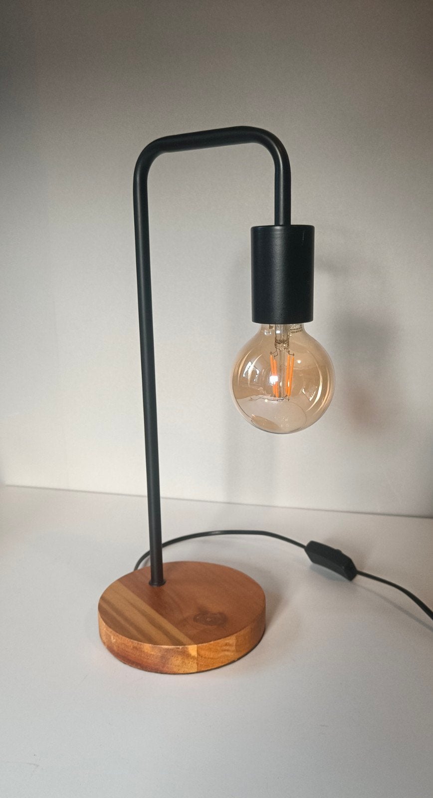 Moderne tafellamp met houten voet en E27 fitting, Zwart, Inclusief lichtbron, Modern, Hout