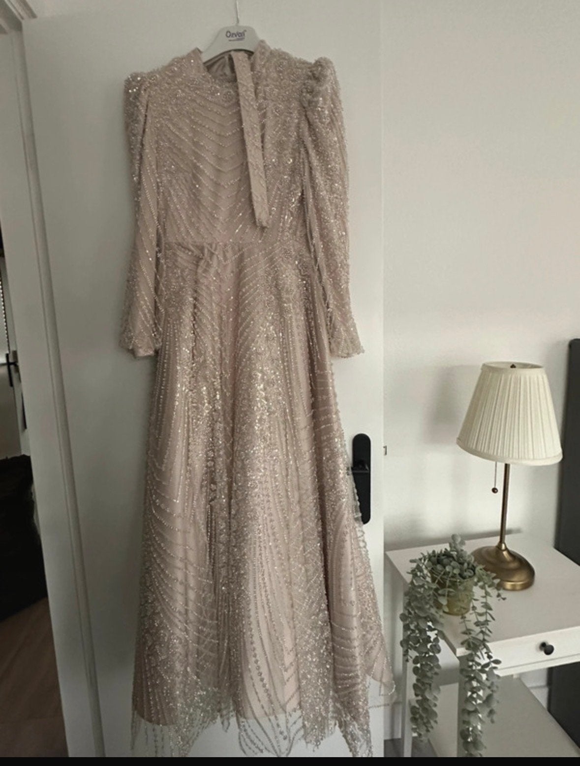 Prachtige beige trouwjurk met kralen en lange mouwen, Kleding | Dames, Trouwkleding en Trouwaccessoires, Ophalen, Zo goed als nieuw
