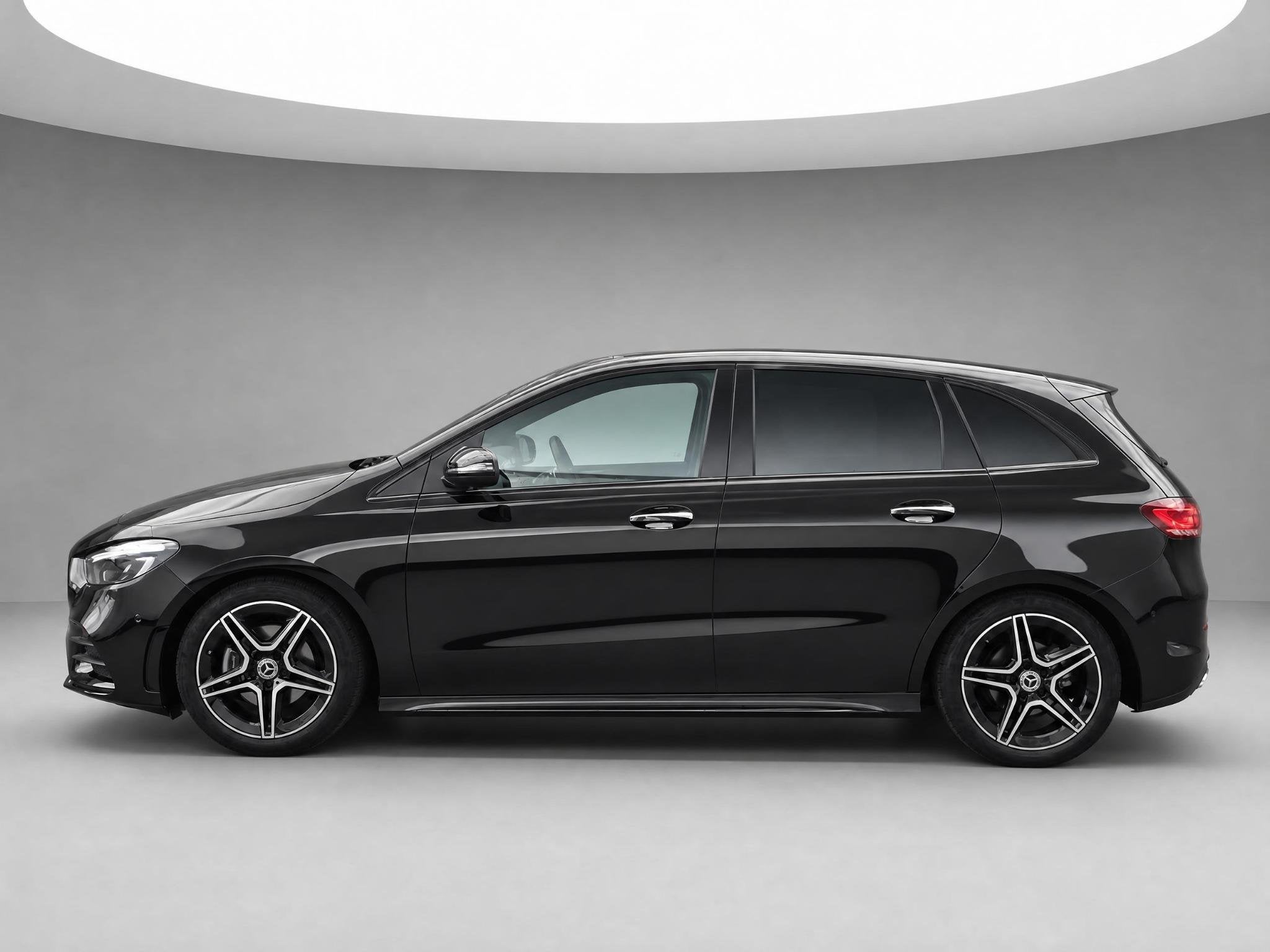 Mercedes-Benz B-klasse 180 Business Solution AMG | Trekhaak, Auto's, 745 kg, Gebruikt, 4 cilinders, Zwart