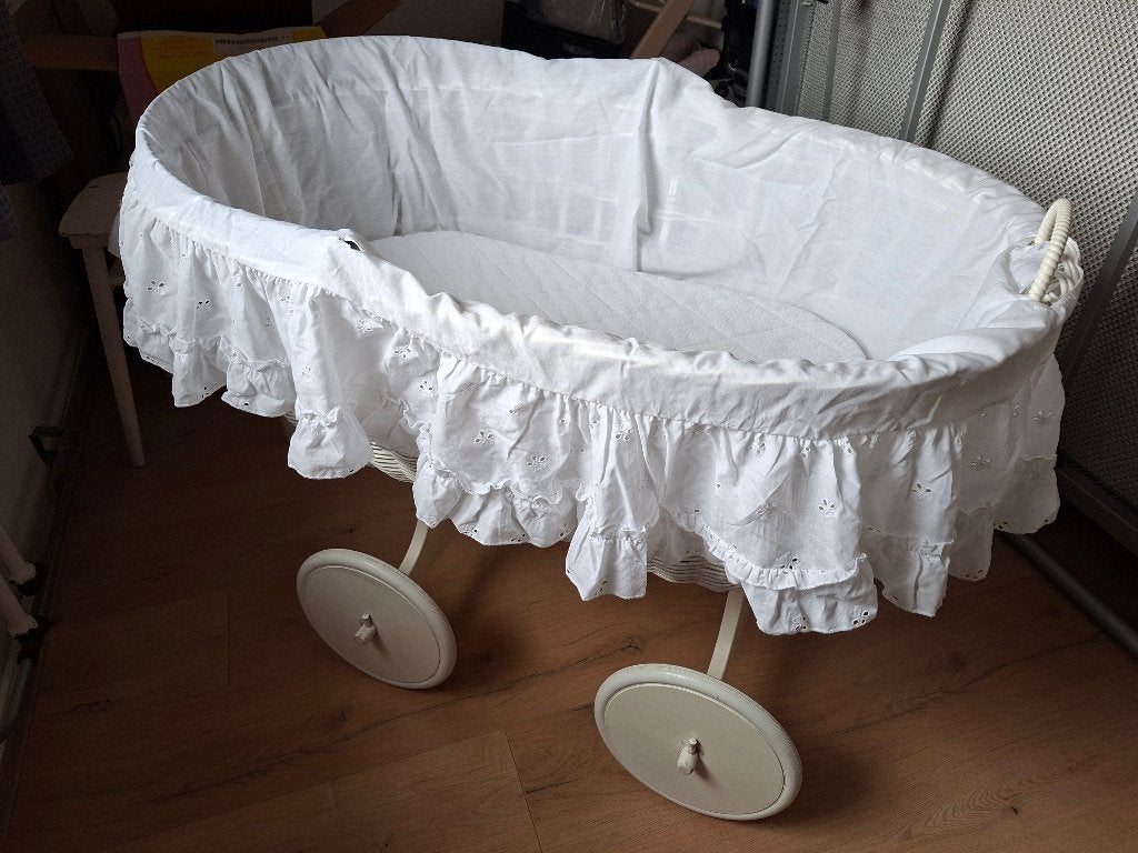 Witte rieten wieg op wielen met matrasje, Ophalen, Gebruikt, Wieg