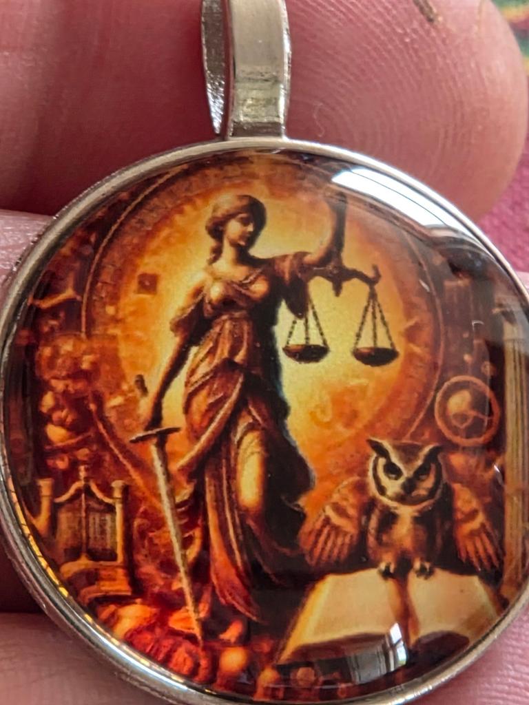 Glazen hanger Vrouwe Justitia met uil, Glas of Kristal, Nieuw, Ophalen of Verzenden, Overige kleuren