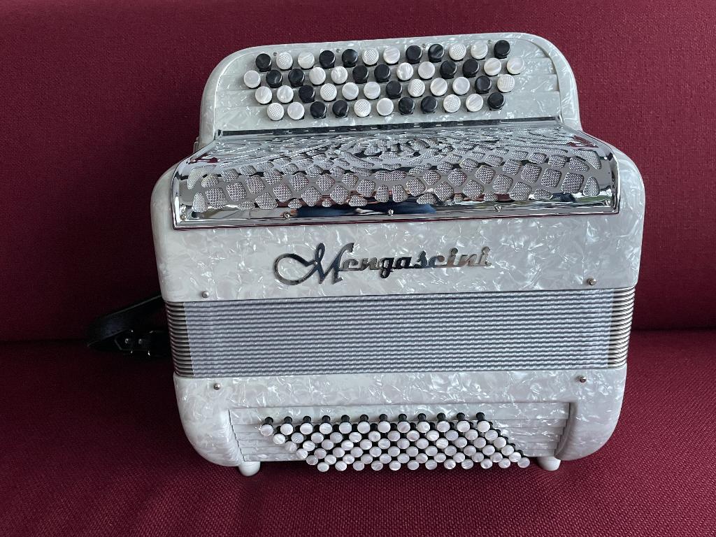 Kleine italiaanse Mengascini knopaccordeon72bas.CGriff,Nieuw, Muziek en Instrumenten, Accordeons, Overige merken, 72-bas, Ophalen of Verzenden