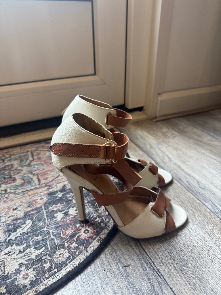 Invito hoge hakken, Kleding | Dames, Ophalen, Beige, Zo goed als nieuw, Schoenen met hoge hakken