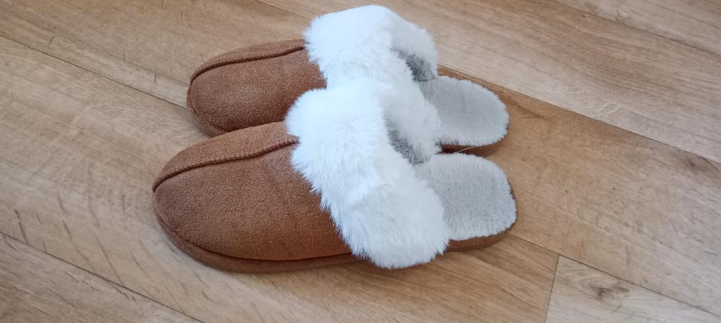 te koop dames sloffen maat 42 paar kleer gedragen, Ophalen, Beige, Pantoffels of Sloffen, Gedragen