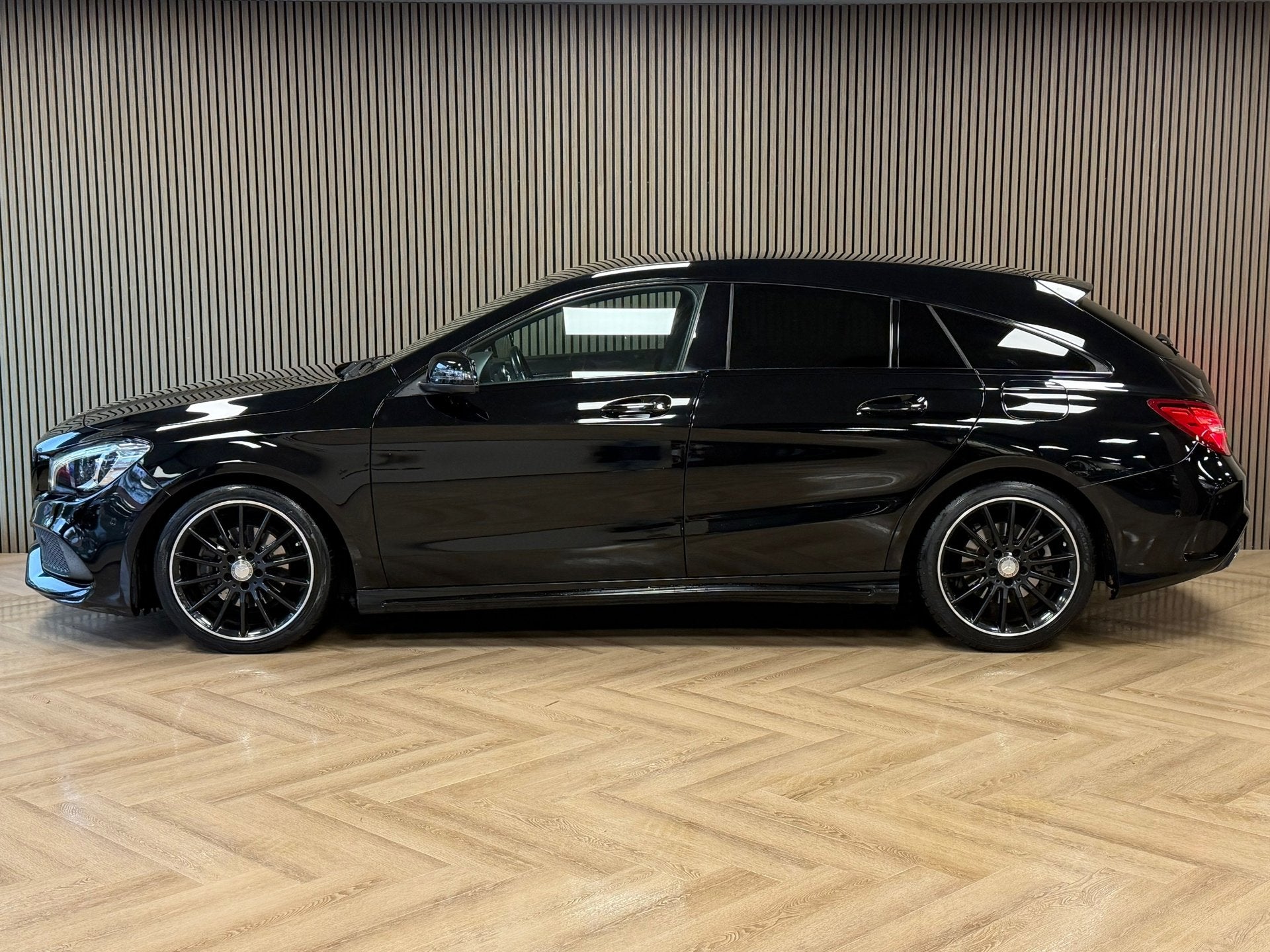 Mercedes-Benz CLA-klasse Shooting Brake CLA180 AMG LED NAVI, Auto's, Gebruikt, 4 cilinders, Handgeschakeld, 66 €/maand