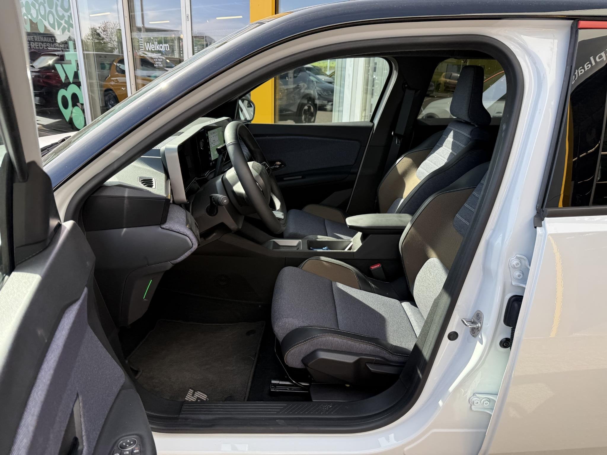 Renault 5 comfort range techno 52 kWh | NAP | Navigatie | Cr, Auto's, Stof, Gebruikt, 150 pk, Wit