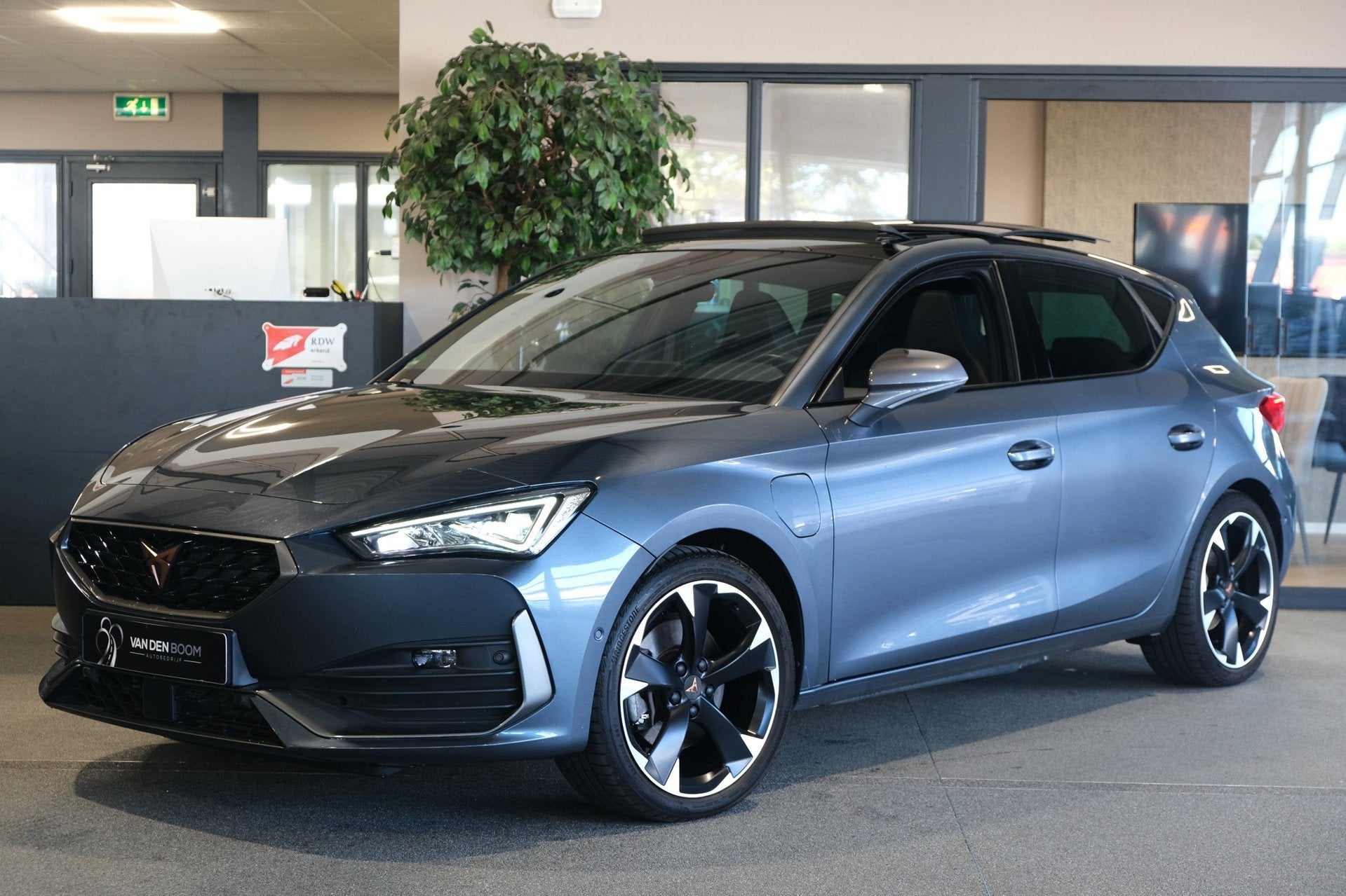 CUPRA Leon 1.4 e-Hybrid 204PK Pano Volleder Cam Led Navi ACC, Auto's, Dealer onderhouden, Gebruikt, Zwart, 4 cilinders