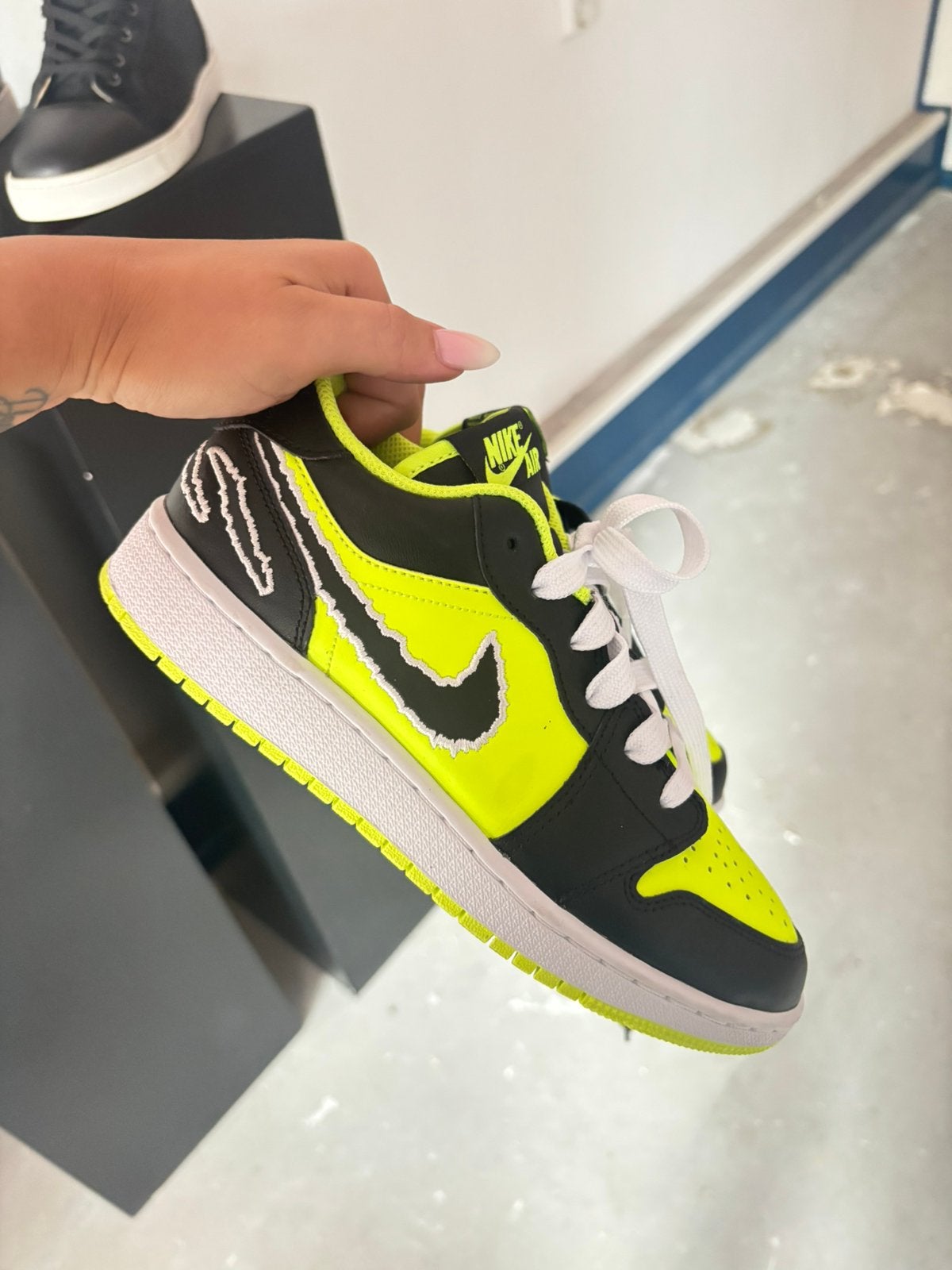 Nike air jordan 1 low Black Cat Volt 37,5, Ophalen of Verzenden, Zo goed als nieuw, Zwart