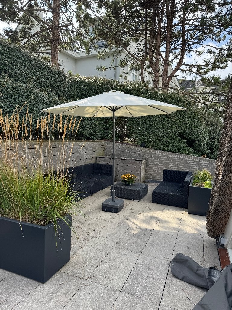 Grote luxe tuinparasol ecru/beige met stevige voet, Ophalen, Gebruikt