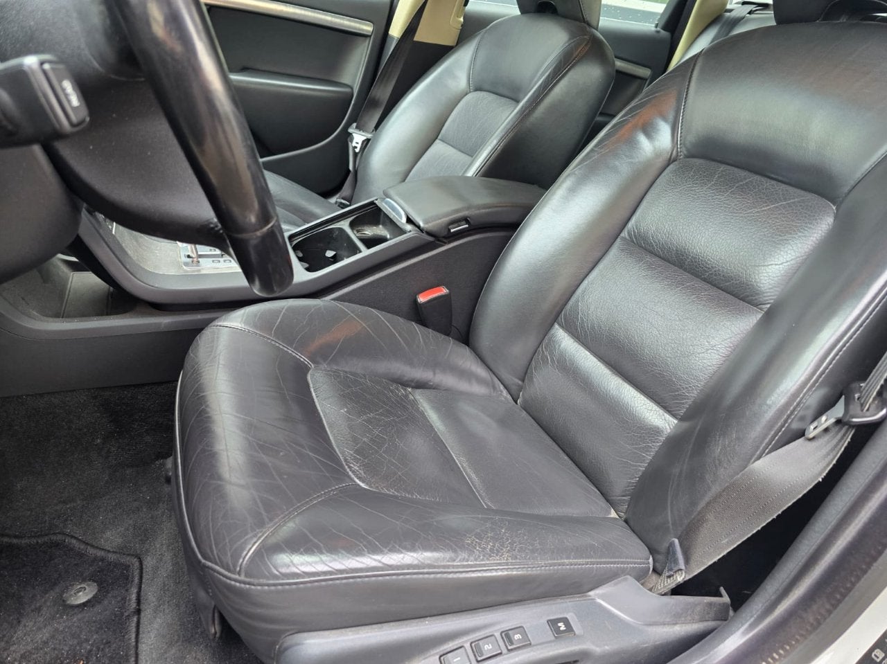Volvo V70 2.5T Momentum (bj 2009, automaat), Auto's, Volvo, 1574 kg, 93 €/maand, 750 kg, 5 cilinders