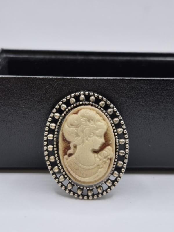 'Camee' broche, Sieraden, Tassen en Uiterlijk, Broches, Zo goed als nieuw, Overige materialen, Ophalen of Verzenden