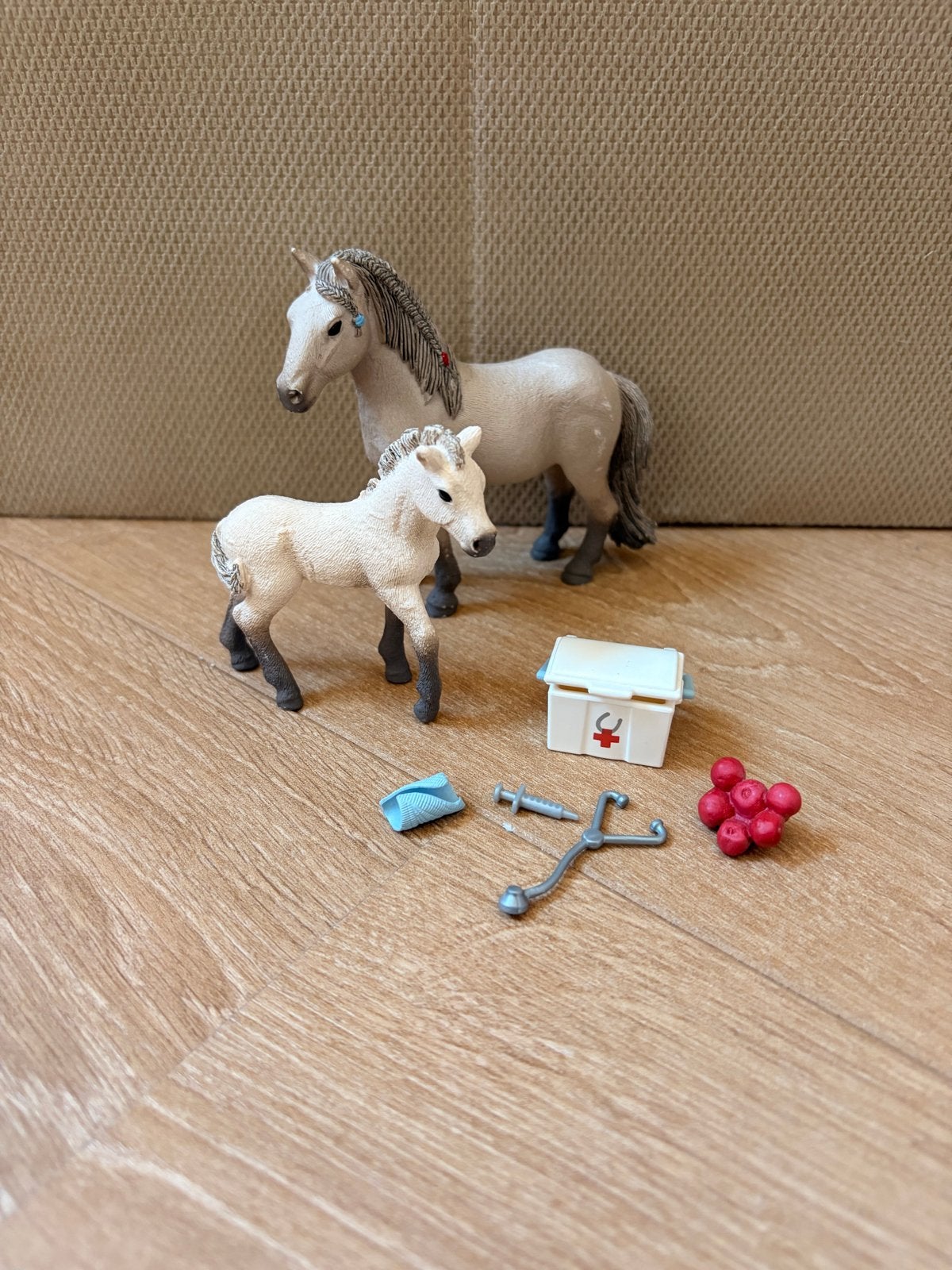 Schleich paarden set met veulen en accessoires, Ophalen, Gebruikt
