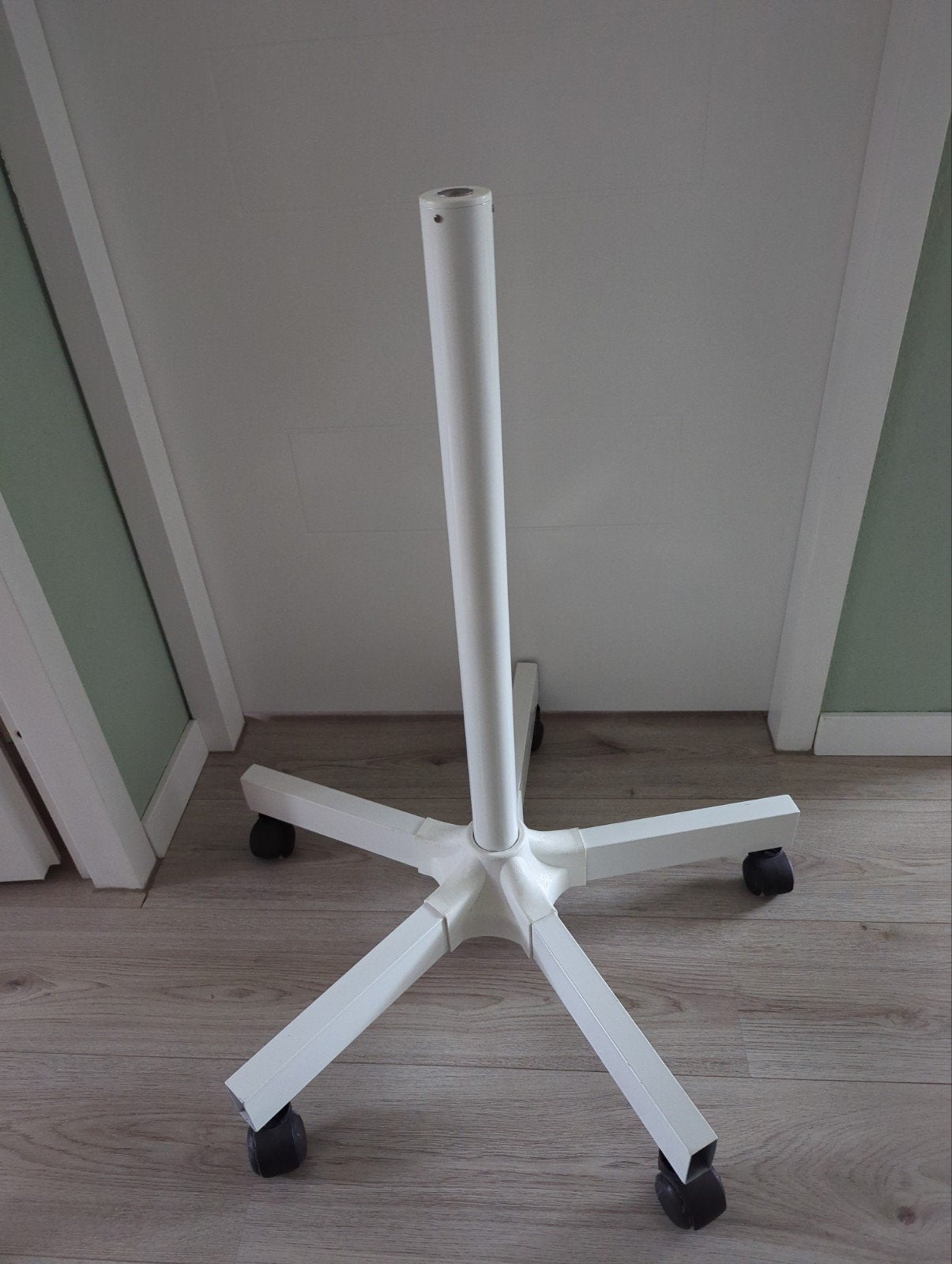 Witte Loupe Statief op Wielen - Verrijdbaar en Stabiel, Ophalen, Gebruikt, Wit, Metaal
