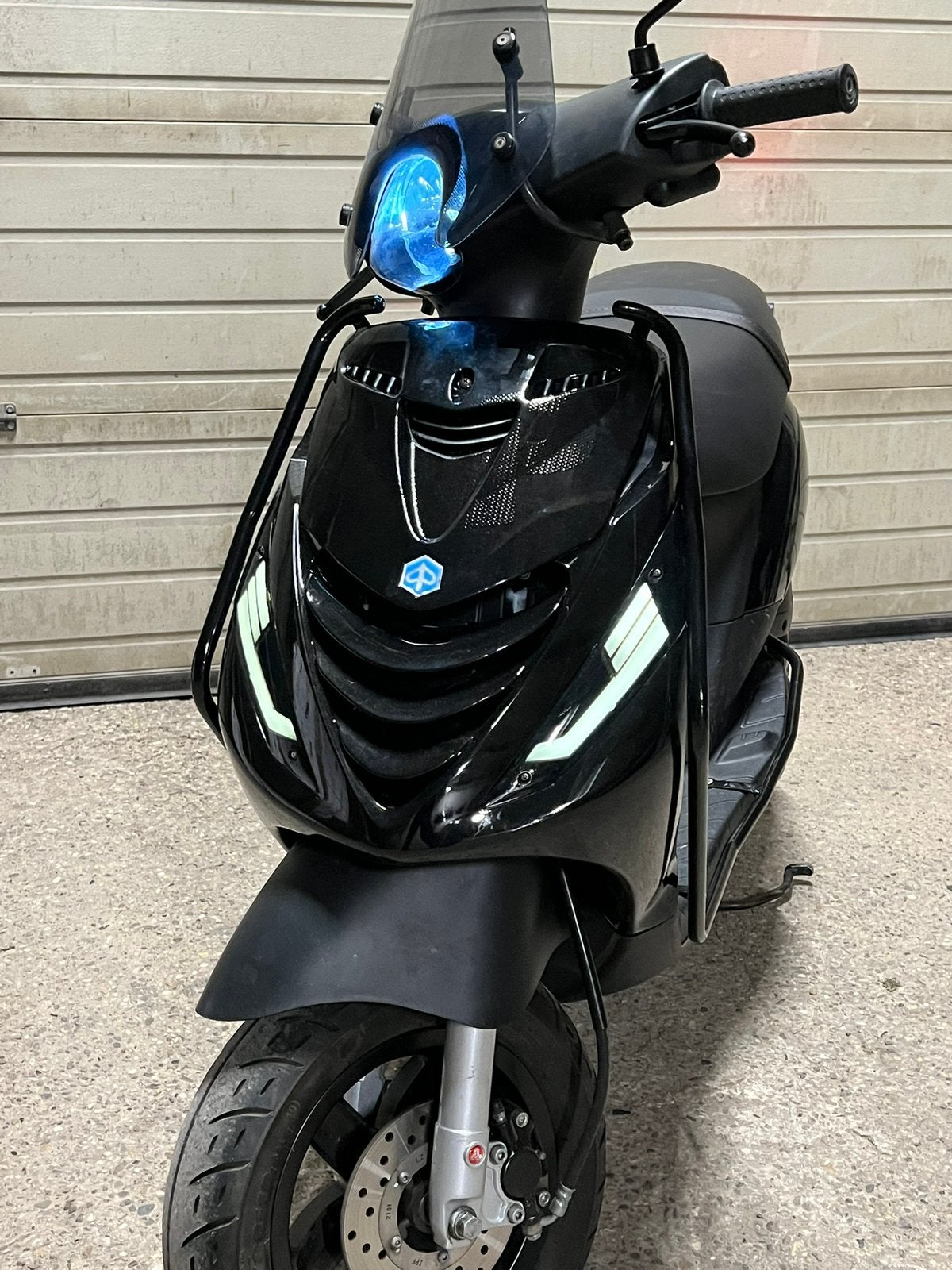 Zip 2023 brom full option sp 4 takt, Fietsen en Brommers, Scooters | Piaggio, Ophalen of Verzenden, Zo goed als nieuw, Benzine