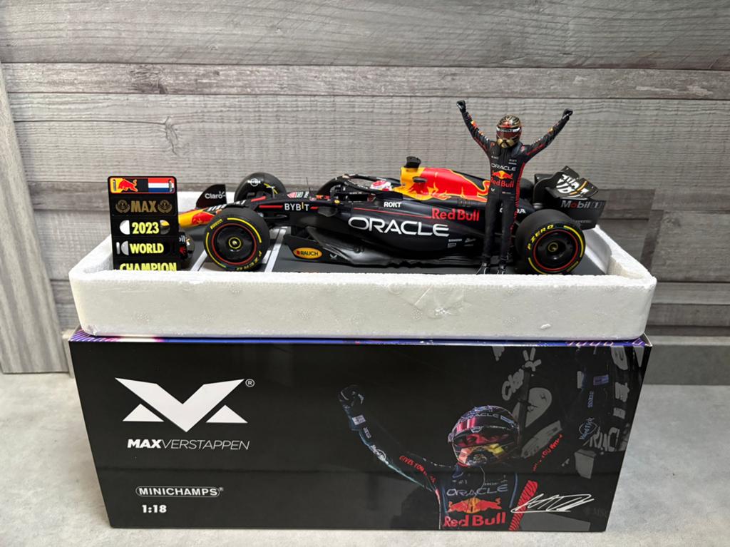 1:18 2022 World Champion Max Verstappen, Ophalen of Verzenden, Zo goed als nieuw, Auto, MiniChamps