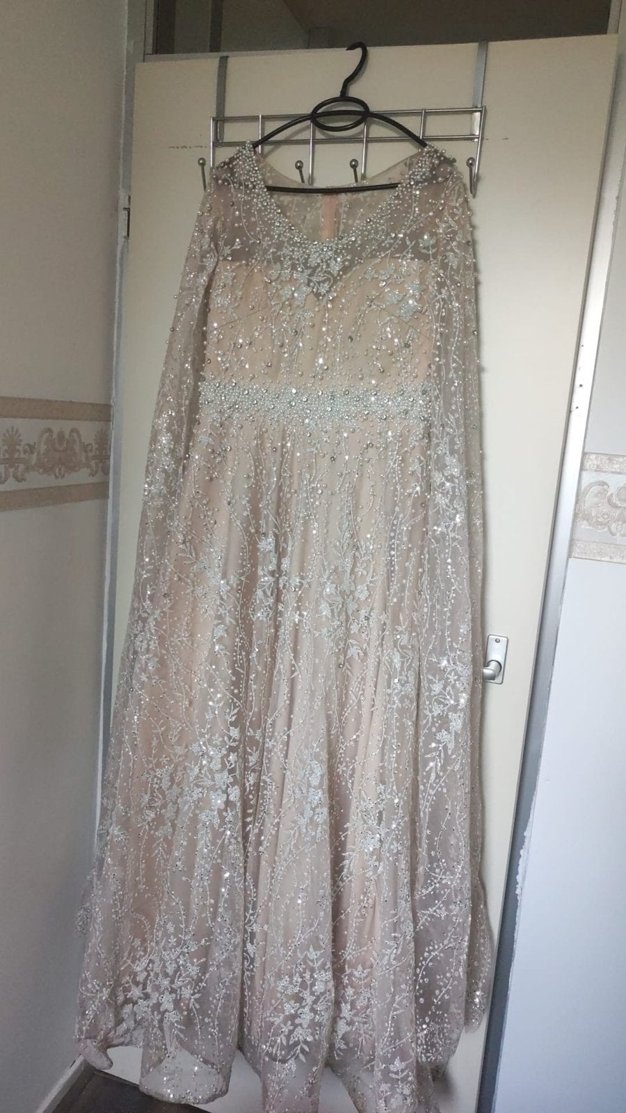 Prachtige avondjurk met kralen en pailletten 46 beige kleur, Beige, Zo goed als nieuw, Onder de knie, Ophalen