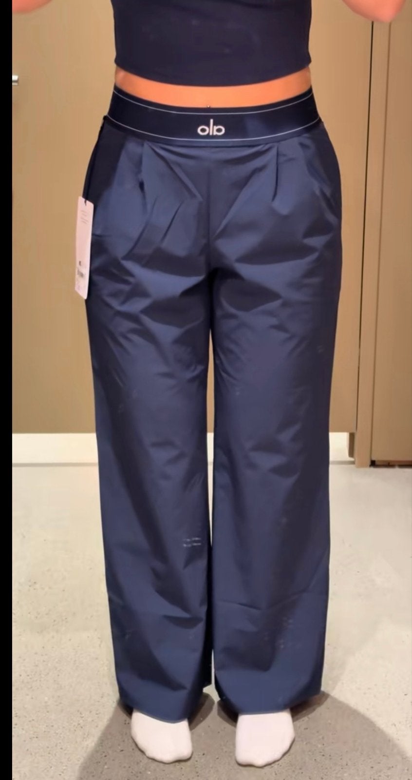Alo Yoga Broek - Comfortabele en Stijlvolle Broek, Kleding | Dames, Blauw, Maat 42/44 (L), Nieuw, Ophalen of Verzenden