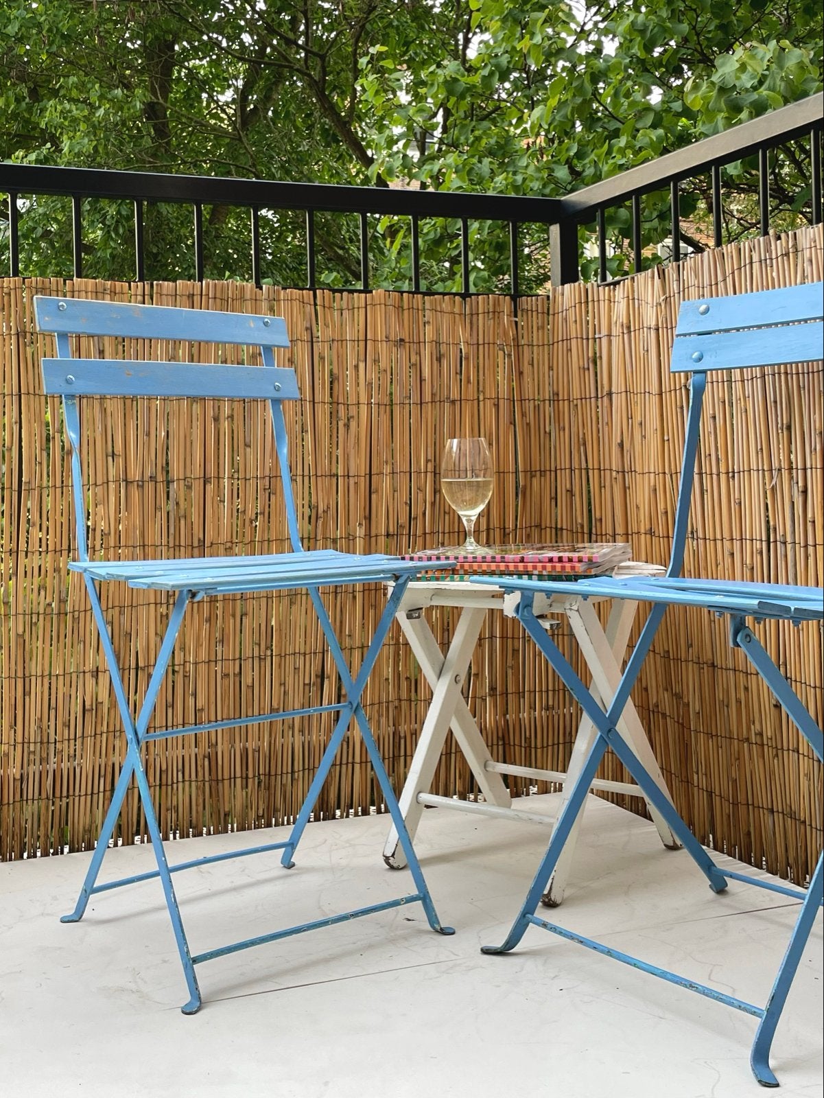 Set van 2 vintage blauwe Franse bistrostoelen, Gebruikt, Twee, Blauw, Ophalen of Verzenden