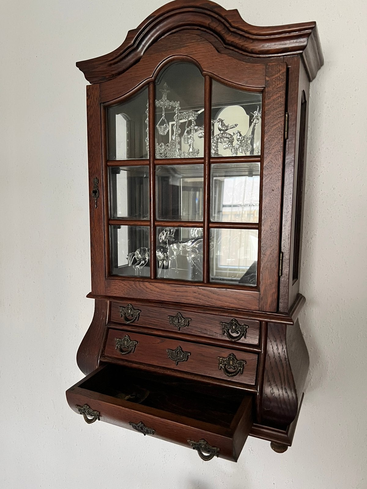 Klassiek eiken vitrinekastje / hangkastje met laden, Huis en Inrichting, Kasten | Vitrinekasten, Ophalen, Eikenhout, 50 tot 100 cm