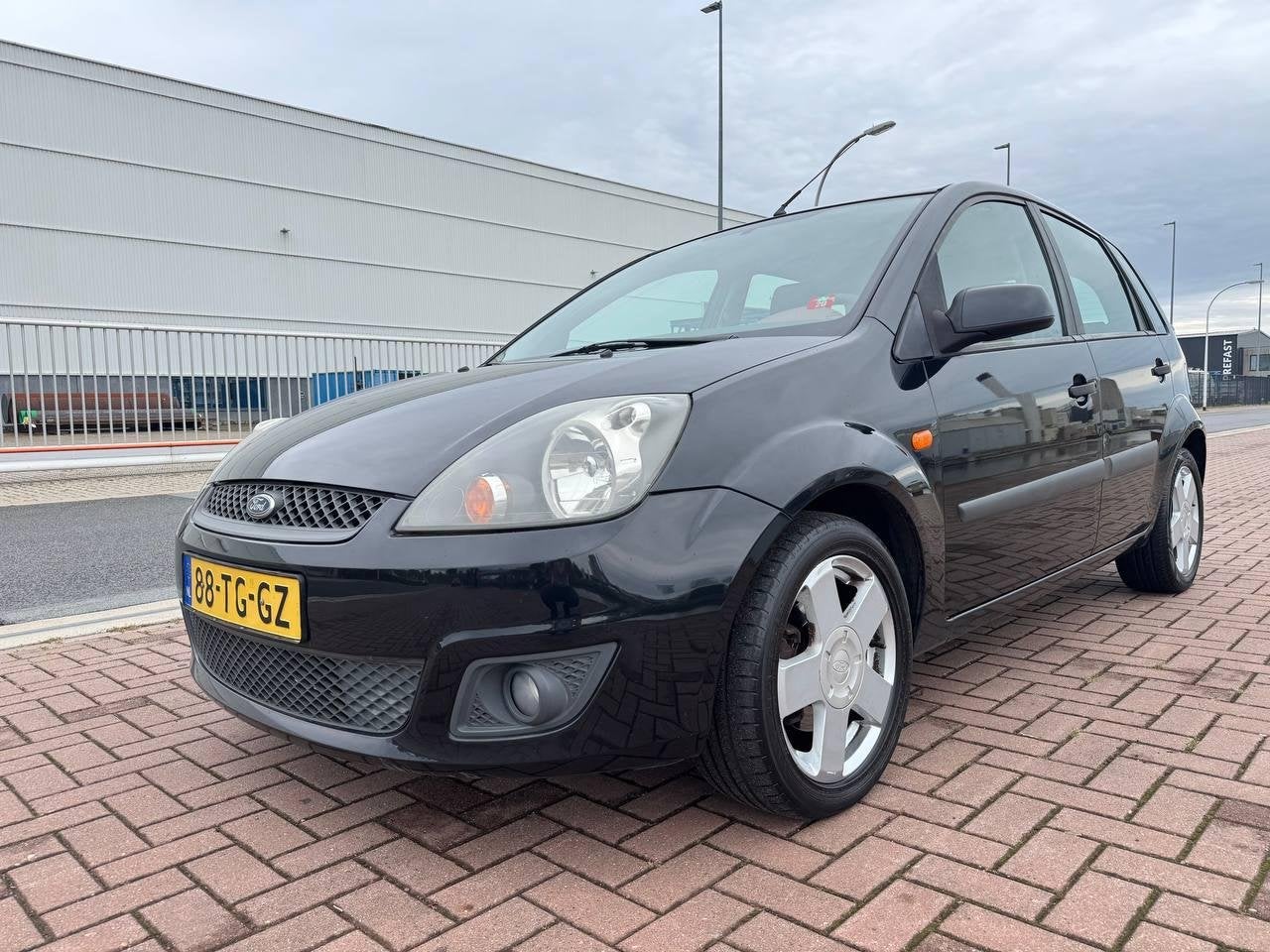 Ford Fiesta 1.3-8V Futura /Airco/St.bkr/5 drs/Nieuwe APK, Auto's, Ford, 1299 cc, Stof, 4 cilinders, Zwart