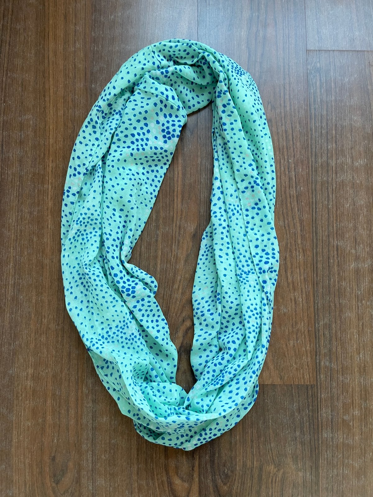 Sjaal mint groen met blauwe stippen, pieces, Ophalen of Verzenden, Zo goed als nieuw, Sjaal