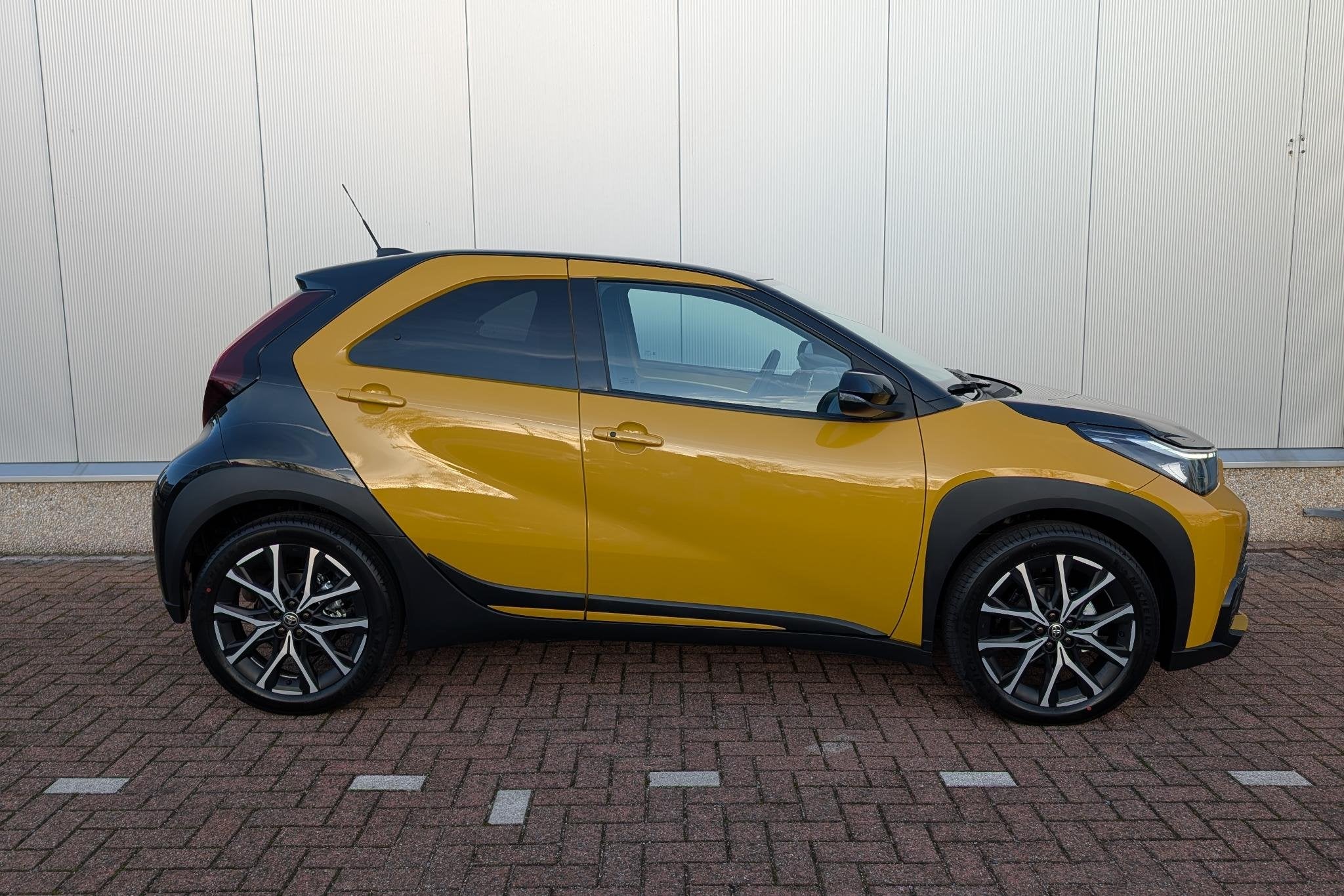 Toyota Aygo X Hybrid 115 GR Sport / Automaat / JBL Audio / S, Stof, Gebruikt, Euro 6, Automatische klimaatregeling