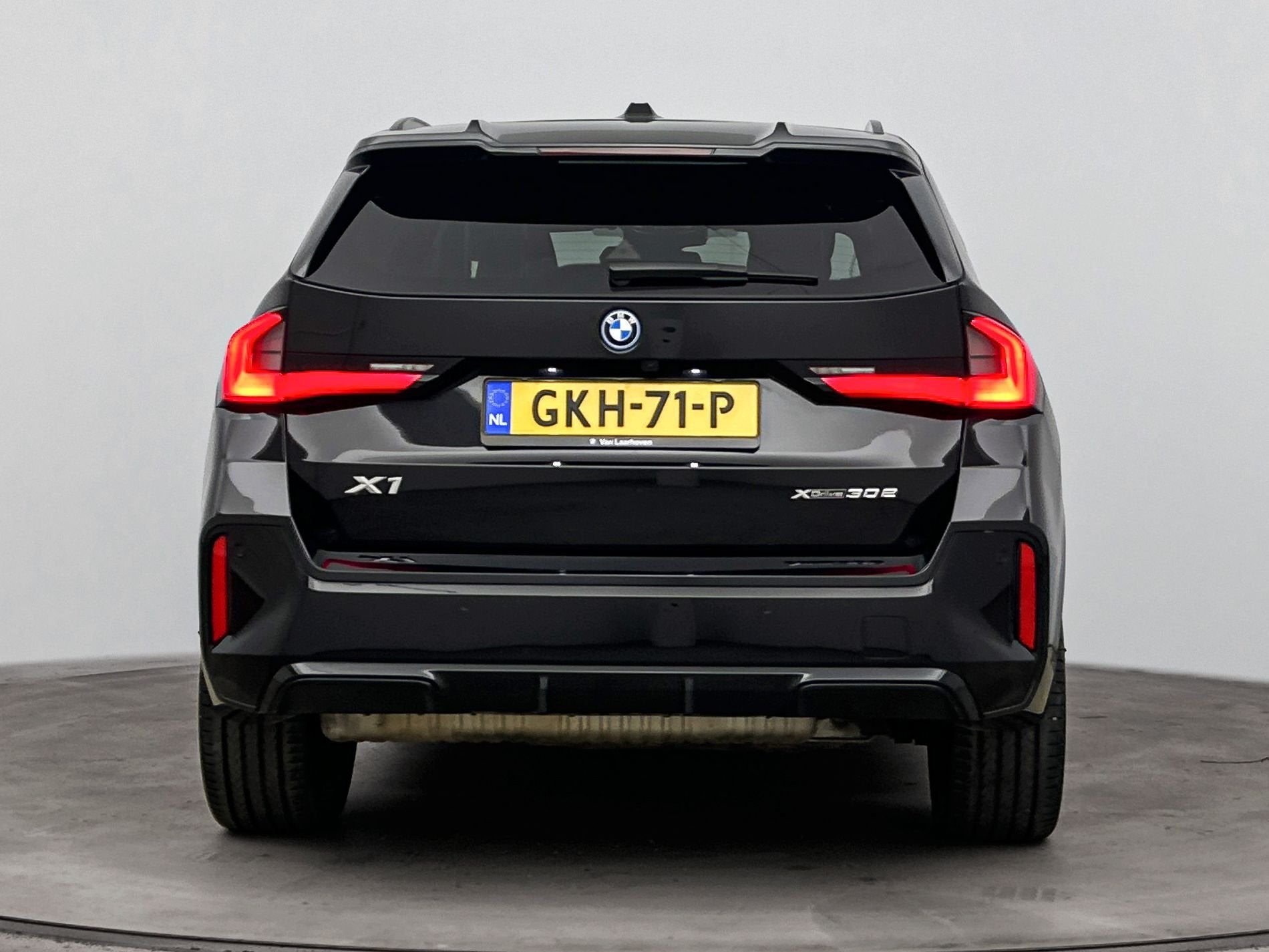 BMW X1 xDrive30e M Sport Automaat / Sportstoelen / Comfort A, Auto's, BMW, Euro 6, Zwart, Hybride Elektrisch/Benzine, 3 cilinders