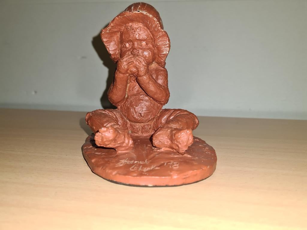 Beeld.                 Etend meisje., Ophalen of Verzenden, Zo goed als nieuw, Rood, Steen/keramiek