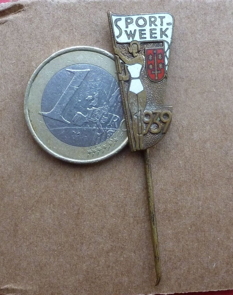 prachtig oud speldje van SPORTWEEK HAARLEM uit 1939, Verzamelen, Speldjes, Pins en Buttons, Ophalen of Verzenden, Gebruikt, Sport