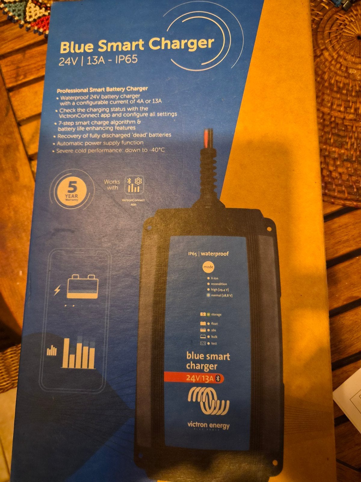 Victron Energy Blue Smart Charger 24V/13A IP65, Nieuw