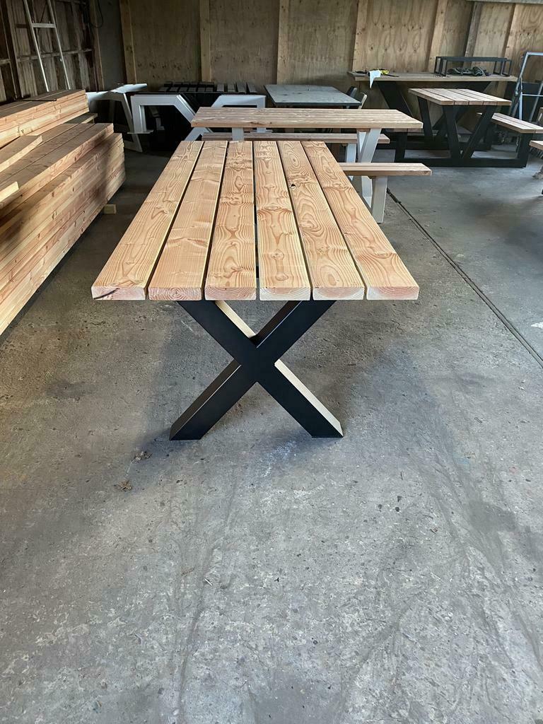 Douglas tuintafel met stalen x, a en u poten