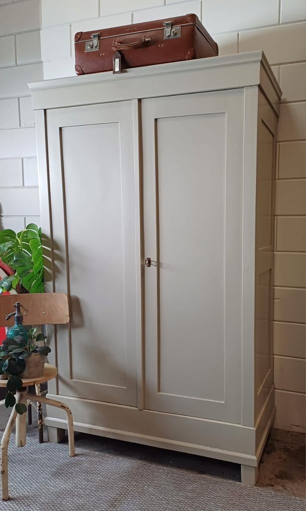 Vintage/Brocante zandkleurige kloosterkast, Landelijke kast, Antiek en Kunst, Antiek | Meubels | Kasten, Ophalen of Verzenden