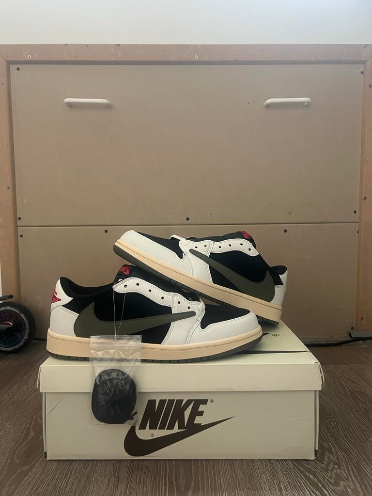 Travis Scott Air Jordan 1 Low Olive WMNS 44 Nieuw, Overige kleuren, Verzenden, Nieuw, Sneakers of Gympen