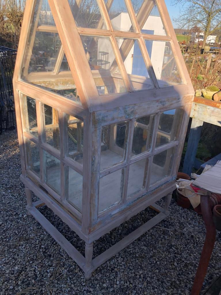 Brocante kasje gemaakt van oude ramen., Ophalen