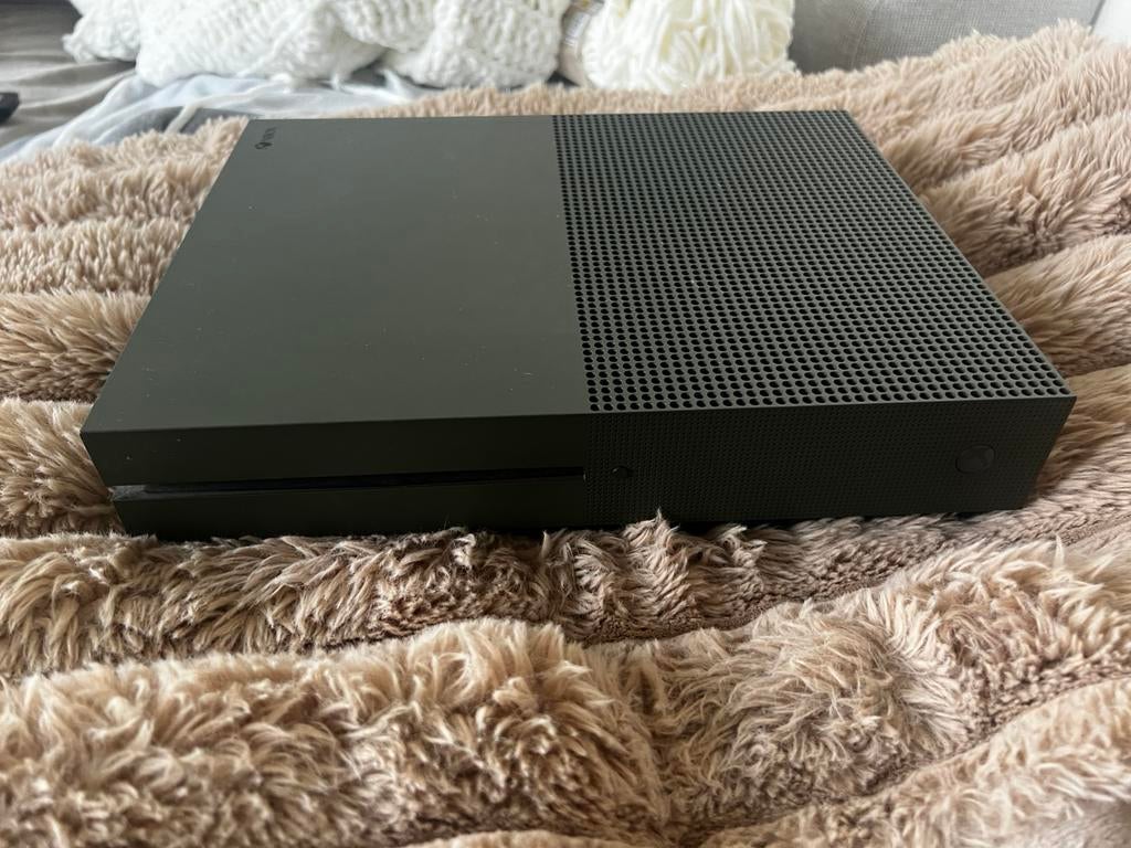 Xbox one S and games, Spelcomputers en Games, Ophalen, Zo goed als nieuw, 1 TB, Met 1 controller