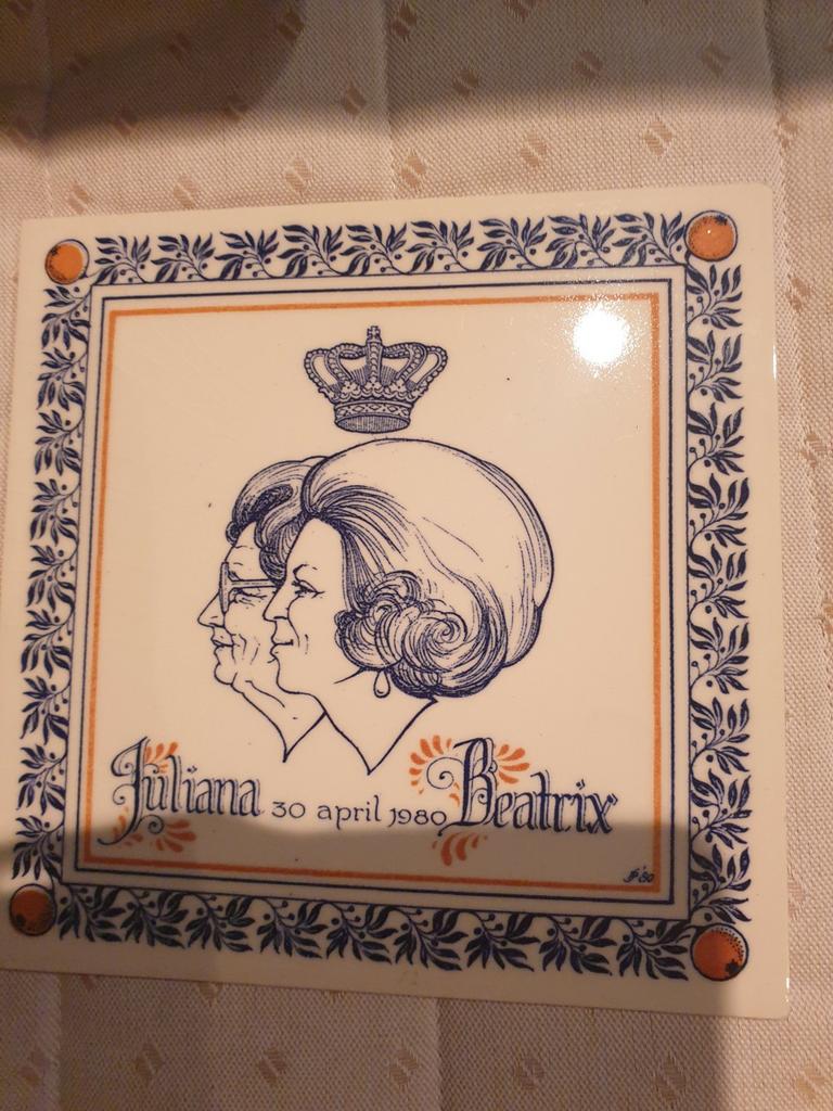 Vintage Tegel Juliana & Beatrix 30 april 1980, Ophalen of Verzenden