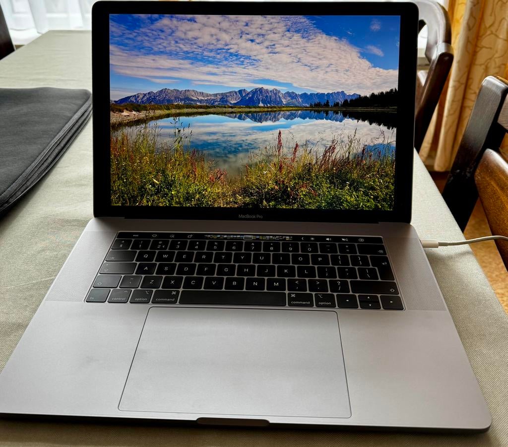 Macbook pro15 inch Intel i7 met touchbar 2018, Computers en Software, Apple Macbooks, 2 tot 3 Ghz, 512 GB, Zo goed als nieuw, 16 GB