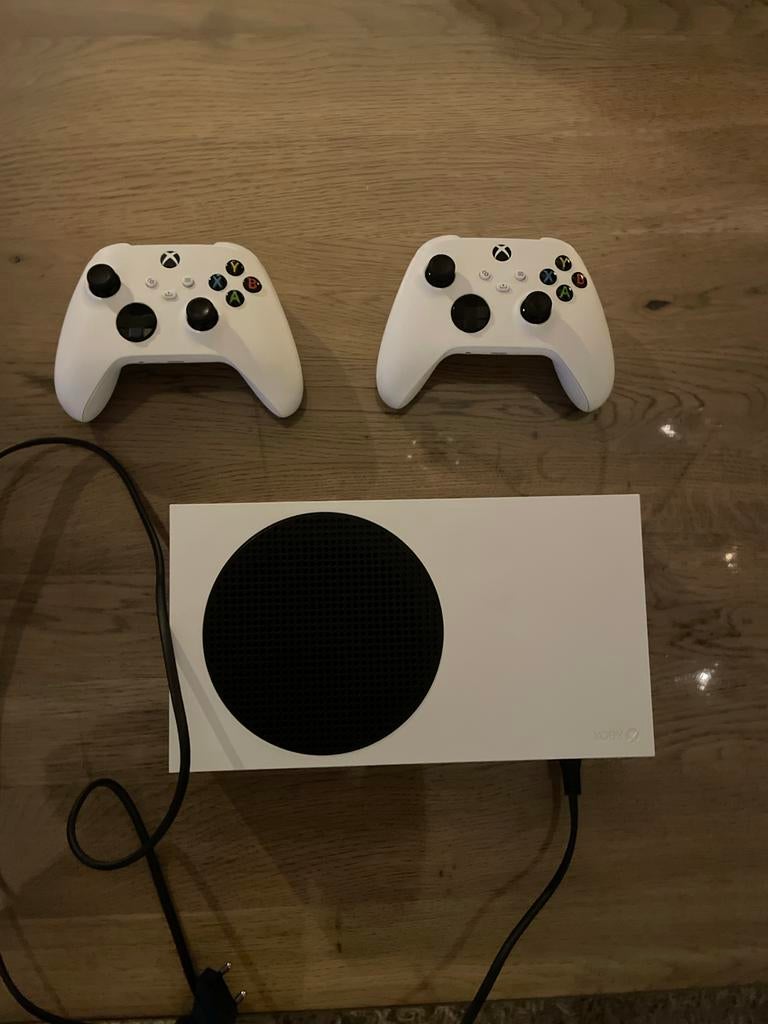 Xbox One series s met 2 controllers, Overige genres, Eén computer, Ophalen of Verzenden, Zo goed als nieuw