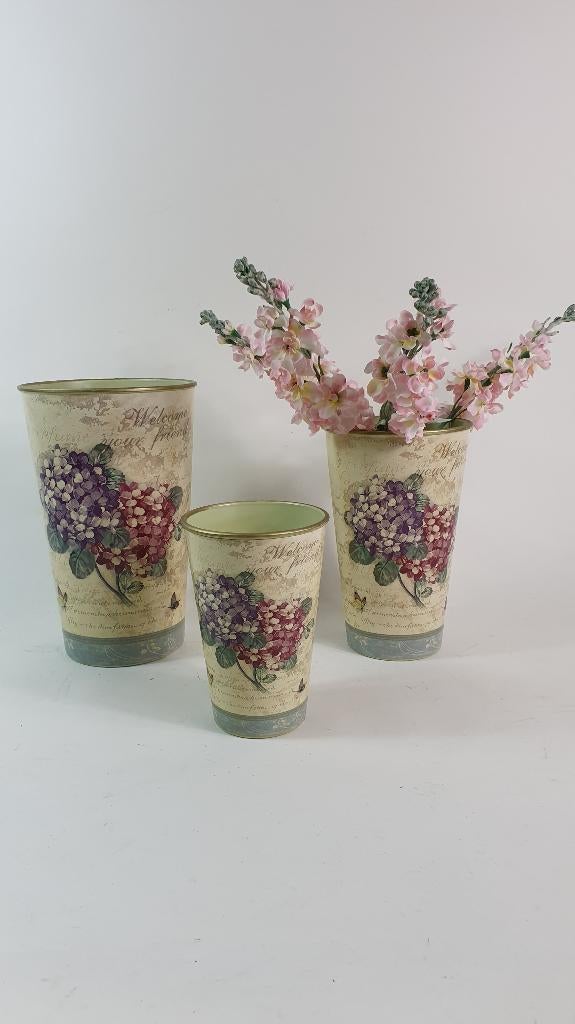Set van 3 brocante vazen, bloemmotief, plastic. S15, Tweedehands verkoop, Tweedehands verkoop, Gebruikt, Overige kleuren