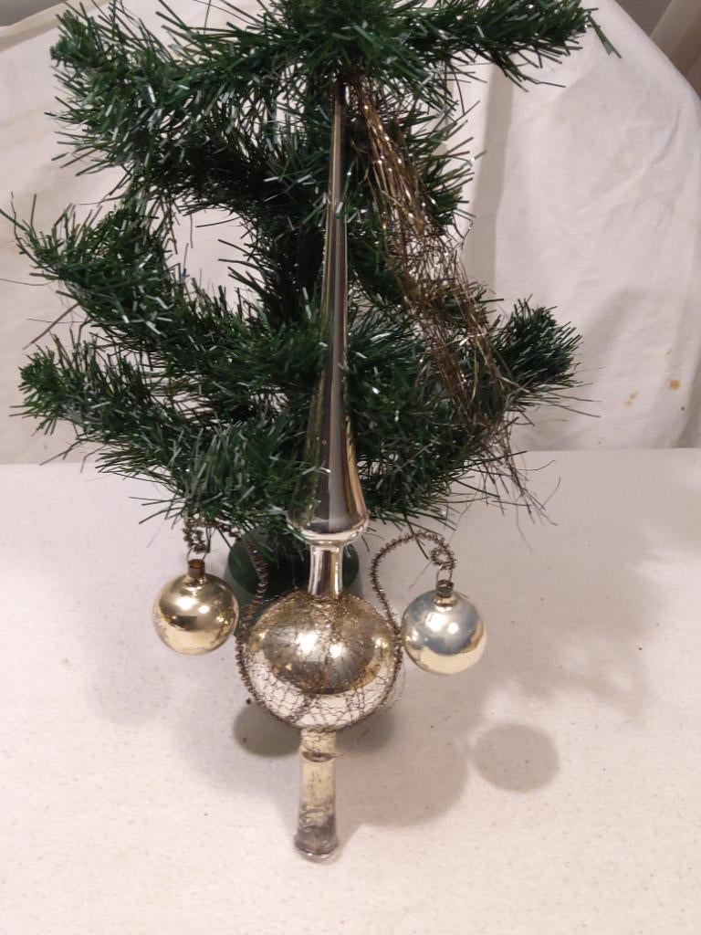 Oude vintage piek met 2 bolletjes en pluim., Diversen, Kerst, Ophalen of Verzenden, Gebruikt