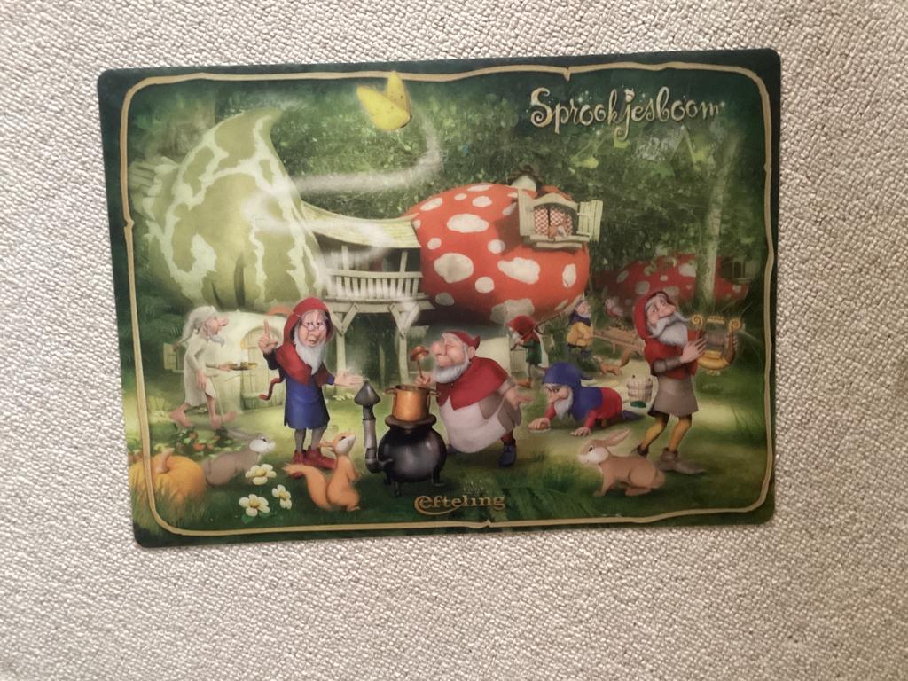 Sprookjesboom placemat. 40x29 cm, Verzamelen, Ophalen of Verzenden, Zo goed als nieuw, Button of Speldje