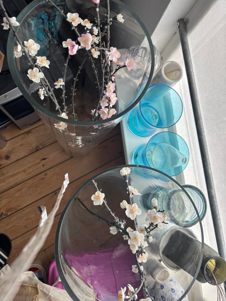 Twee grote vazen, Overige kleuren, Ophalen of Verzenden, 75 cm of meer, Glas