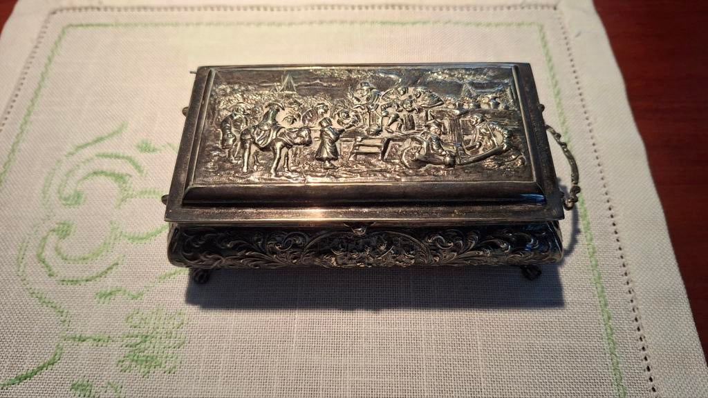 Zilveren sieradendoosje met reliëf, Antiek en Kunst, Ophalen of Verzenden, Zilver
