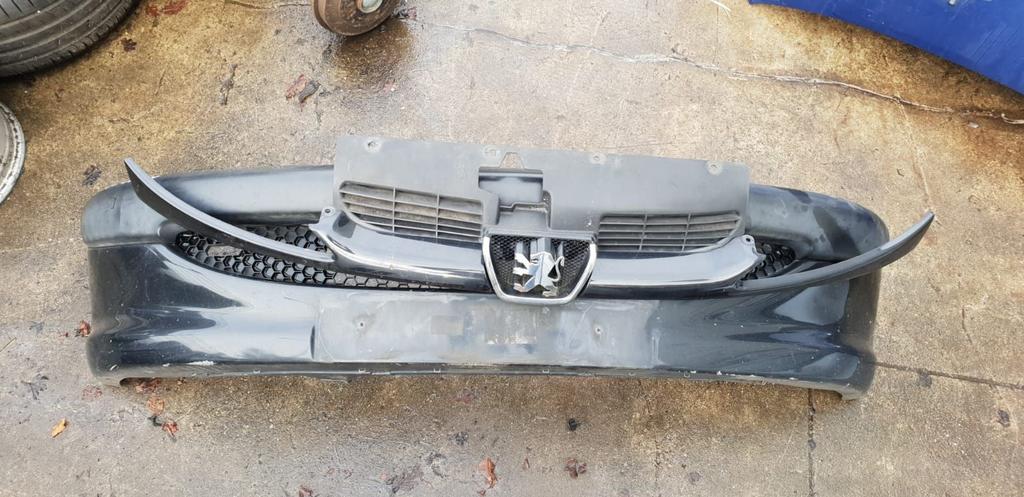 PEUGEOT 206 VOORBUMPER +GRIL  BJ 98 TOT 2008, Ophalen of Verzenden, Gebruikt, Voor, Bumper