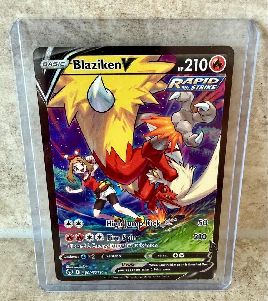 Blaziken V - Rapid Strike - Pokémon kaart, Ophalen of Verzenden, Zo goed als nieuw, Losse kaart